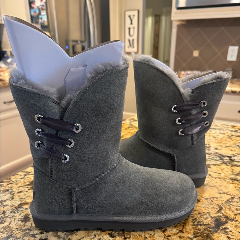 UGG Constantine Satin Ribbon Size 7